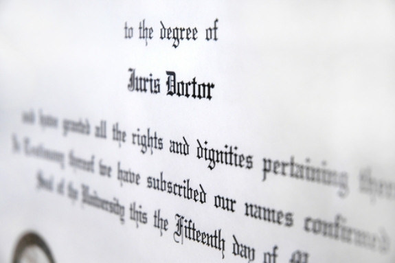Courts Weigh Issuance of Law Licenses to Undocumented Attorneys