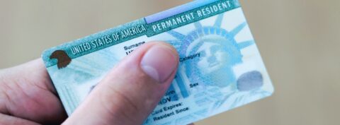Nuevo memorando de la USCIS podría obligar a más de los solicitantes de la residencia permanente a solicitarla desde el extranjero, generando caos y confusión 